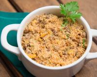 Farofinha de torresmo é o acompanhamento fácil e delicioso para a feijoada, todo mundo vai te pedir a receita!