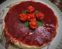 Cheesecake com molho de morangos