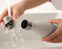 Adeus garrafa térmica com cheiro estranho: descobri uma solução fácil, barata e sustentável para limpar