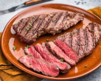 Novo concorrente da picanha no churrasco: conheça o flat iron, corte extremamente macio, com gordura entremeada e apreciada em boutiques de carnes e restaurantes