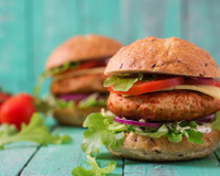 Receita de hambúrguer de frango saudável: confira