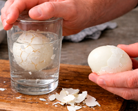 Você está descascando ovos cozidos do jeito errado: tudo o que você precisa é de um copo