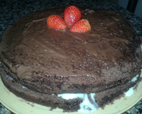 Bolo de chocolate com cobertura de morango do amor