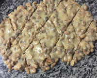 Pé de moleque de leite condensado