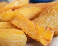 Fiz e ficou muito melhor que a frita: mandioca assada surreal de crocante é um belo petisco ou acompanhamento do almoço mais que perfeito