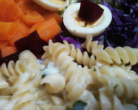 Salada de macarrão ao molho de iogurte e salsinha