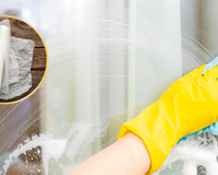 Nem esponja, nem pano úmido: como usar o papel-manteiga para limpar o box do banheiro