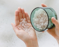 Utilizo esse truque de colocar o sal grosso no banheiro todas as noites e o resultado é surpreendente