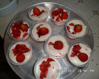 Sobremesa rápida de morango com creme