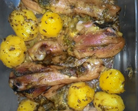 Coxa de frango assada com batatas