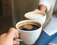 Quem bebe café como se fosse água precisa entender o que isso faz no corpo