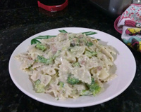 Macarrão com brócolis e creme branco