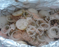 Salmão assado ao molho cítrico e de alcaparras