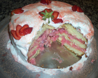 Bolo de morango e marshmallow