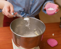 Acabou o fermento químico? Veja como substituir por uma combinação caseira simples!