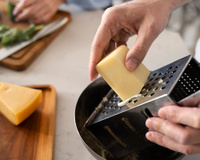 Todo mundo faz errado e só os italianos fazem certo: como ralar queijo sem se machucar e sem sujar toda a bancada