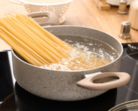 Nem escorredor, nem peneira: o truque de mestre para escorrer macarrão sem tirar da panela com um item que todos têm na cozinha