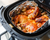 Pode colocar papel-alumínio na air fryer? Descubra no TudoGostoso!