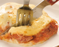 Fatia de escondidinho de carne-seca com purê de mandioca