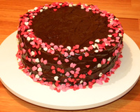 Bolo recheado de chocolate e cobertura ganache