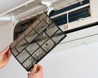 Adeus rinite no verão: aprenda como limpar o filtro do ar-condicionado pra você não respirar poeira a noite toda