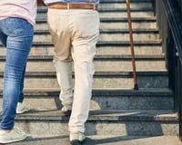 Três treinadores concordam: "Após os 60 anos, a força e a massa muscular melhoram se você subir e descer escadas todos os dias.