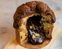 Panetone de chocolate trufado que já sai do forno recheado com Nutella é tão irresistível que o mais difícil é não acabar com ele de uma vez