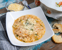 Nem sopa, nem caldo: a receita que minha avó fazia nos dias frios e aquece até a alma é essa canja cremosa