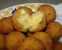 Bolinho de milho recheado com queijo parmesão