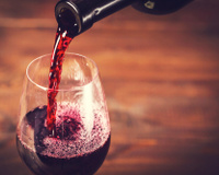 Vinho: 4 utilidades dessa bebida no seu dia a dia