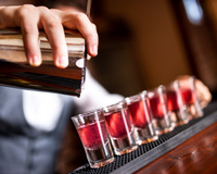 Surreal! Bares são fechados por fazer shots com restos de drink; saiba como evitar que isso aconteça com você