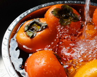 Sempre despejo água fervente nos caquis antes de comer: é um truque que aprendi com uma vendedora do hortifruti