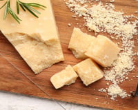 Não coloque de volta na embalagem: veja como armazenar queijo parmesão corretamente