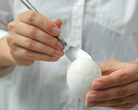 Adicione uma colher de sopa à água fervente: o truque para fazer os ovos cozidos descascarem sozinhos que ninguém conhece