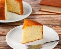 Só água e alguns minutos: sem ovos e sem manteiga, preparo o bolo mais leve e delicioso de todos