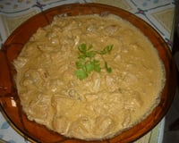 Estrogonofe de frango com coxa e sobrecoxa