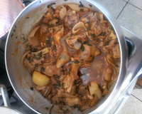 Pé de porco ao molho com batatas