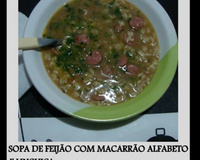 Sopa de feijão com macarrão de letrinhas e linguiça