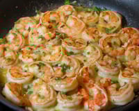 Camarão ao molho delicioso finalizado com coentro picado