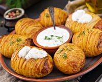 A técnica de um chef experiente para fazer batatas acordeão perfeitamente crocantes