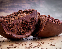 Ovo de Páscoa Matilda com camadas de bolo de chocolate e recheio cremoso