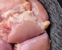Para saber se o frango que está rolando na geladeira ainda está bom, você deve ficar atento a esses sinais