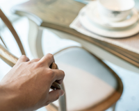 A psicologia explica: pessoas que empurram a cadeira ao sair da mesa costumam ter 9 comportamentos em comum