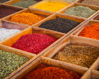 Esses temperos em pó precisam de óleo para temperar a comida, não adianta só polvilhar!