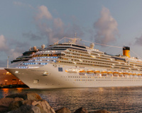 O Symphony of the Seas é o maior navio de cruzeiro do mundo. É tão gigantesco que emprega 1.000 pessoas apenas para preparar a comida