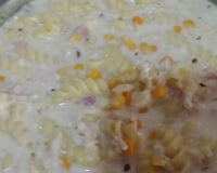 Macarrão de panela de pressão com frango queijo e presunto