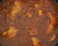 Peito de frango no molho de tomate.