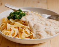 Macarrão cremoso de verdade só com essa receita: tem muito queijo, bacon e um ingrediente secreto que torna esse molho mais que especial