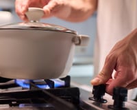 Gás caro? 5 truques simples na hora de cozinhar que vão fazer seu botijão durar muito mais