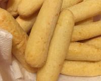 Biscoito de polvilho e fubá assado é crocante e macio na medida certa, parece pão de queijo e é perfeito para a hora do café